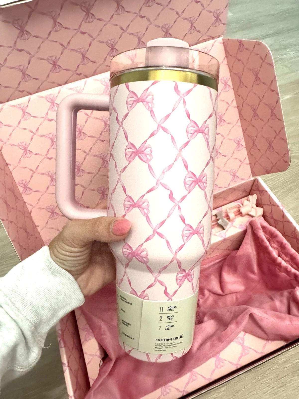 Stanley Quencher H2.0 x LoveShackFancy Pink Baby Bow 40oz Holiday Cup – photo 3